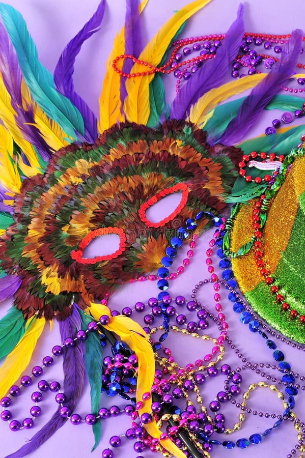 Mardi Gras messo le piume a maschera i branelli del cappello del partito fotografia stock libera da diritti Mardi Gras messo le piume a maschera i branelli del cappello del partito fotografia stock libera da diritti