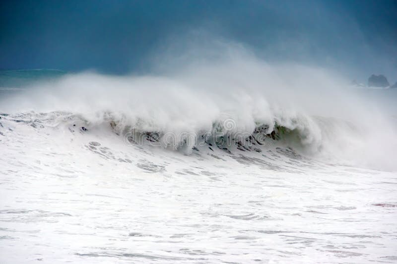 Mare agitato con la grande rottura dell'onda