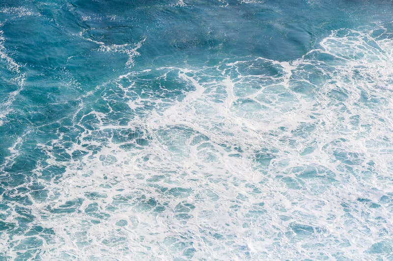 Mare blu con le onde e la schiuma immagine stock libera da diritti Mare blu con le onde e la schiuma immagine stock libera da diritti
