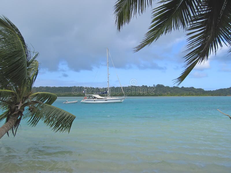 Mare blu con un yatch immagine stock libera da diritti Mare blu con un yatch immagine stock libera da diritti