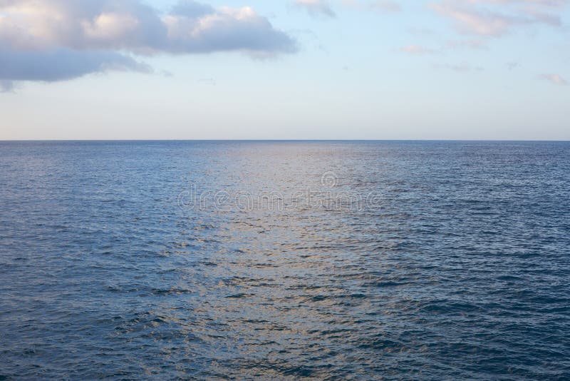 Mare blu e calmo Mediterraneo con l'orizzonte di mattina immagini stock Mare blu e calmo Mediterraneo con l'orizzonte di mattina immagini stock