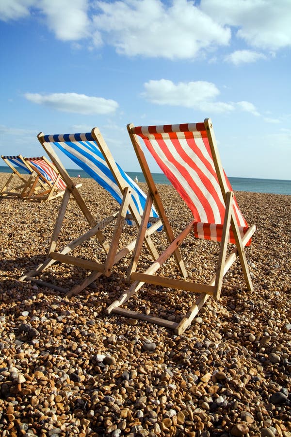 Mare della spiaggia di Deckchairs ventoso fotografie stock Mare della spiaggia di Deckchairs ventoso fotografie stock