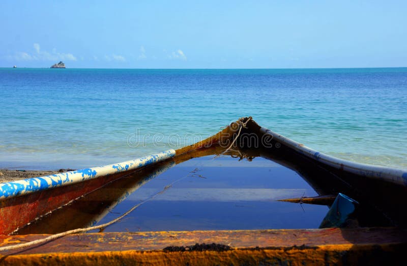Dentro Di Un Peschereccio Su Una Spiaggia Isolata Fotografia Stock