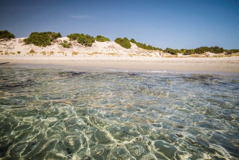Mare trasparente ed acqua cristallina della Sardegna fotografie stock Mare trasparente ed acqua cristallina della Sardegna fotografie stock