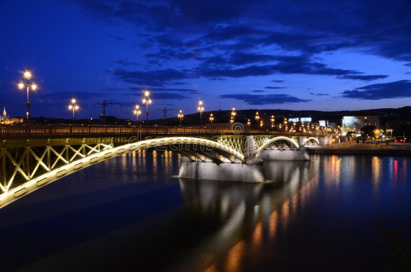 Margit híd or Margaret Bridge (sometimes Margit Bridge) is a bridge in Budapest, Hungary, connecting Buda and Pest across the Danube. Margit híd or Margaret Bridge (sometimes Margit Bridge) is a bridge in Budapest, Hungary, connecting Buda and Pest across the Danube.