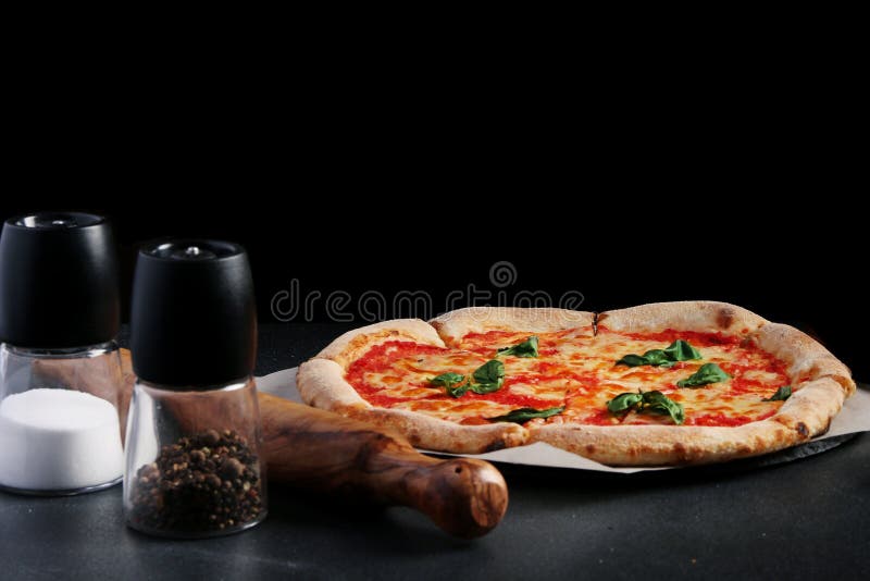 Margarita d'Izza avec des tomates et des ingr?dients sur le fond en pierre fonc? avec l'espace de copie photos stock Margarita d'Izza avec des tomates et des ingr?dients sur le fond en pierre fonc? avec l'espace de copie photos stock