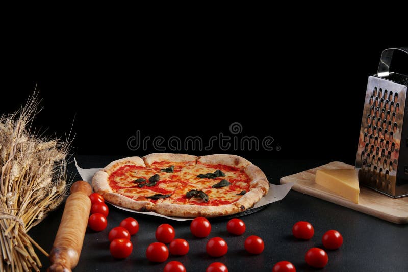 Margarita d'Izza avec des tomates et des ingrédients sur le fond en pierre foncé avec l'espace de copie photos stock Margarita d'Izza avec des tomates et des ingrédients sur le fond en pierre foncé avec l'espace de copie photos stock