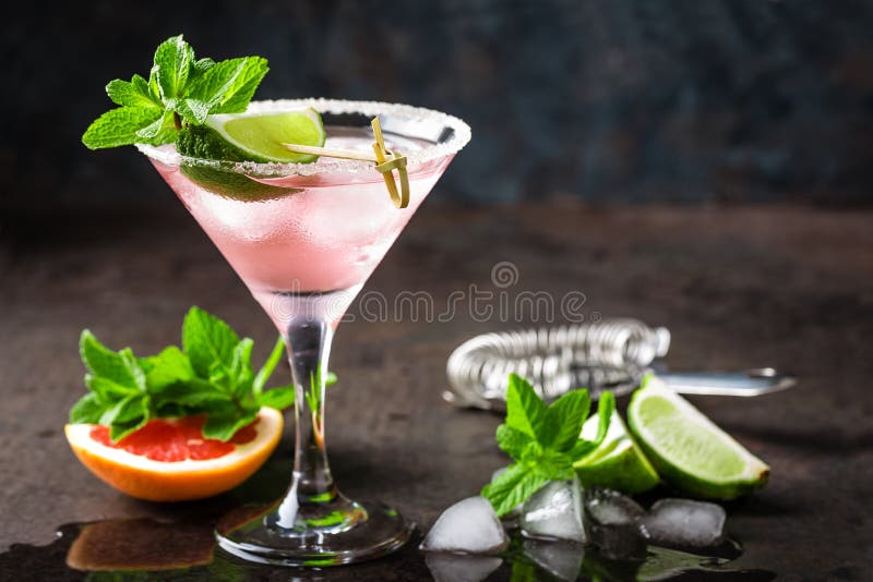 Margarita koktajl z solonym obręczem, świeżym wapno, grapefruitowy sok, zimny lato cytrusa odświeżenia napój i napój z lodem obrazy stock