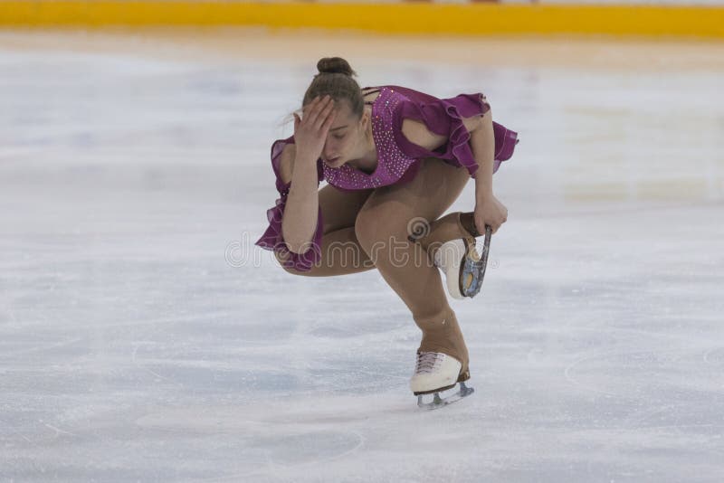 Margarita Kostenko de Russie exécute le programme de patinage gratuit de filles de la classe V d'or sur le championnat national d image stock Margarita Kostenko de Russie exécute le programme de patinage gratuit de filles de la classe V d'or sur le championnat national d image stock