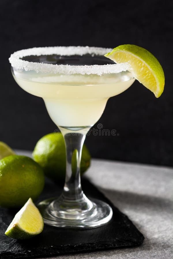 Margaritacoctailar med limefrukt i exponeringsglas fotografering för bildbyråer Margaritacoctailar med limefrukt i exponeringsglas fotografering för bildbyråer