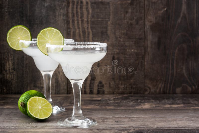 Margaritacoctailar på en lantlig trätabell royaltyfria foton Margaritacoctailar på en lantlig trätabell royaltyfria foton