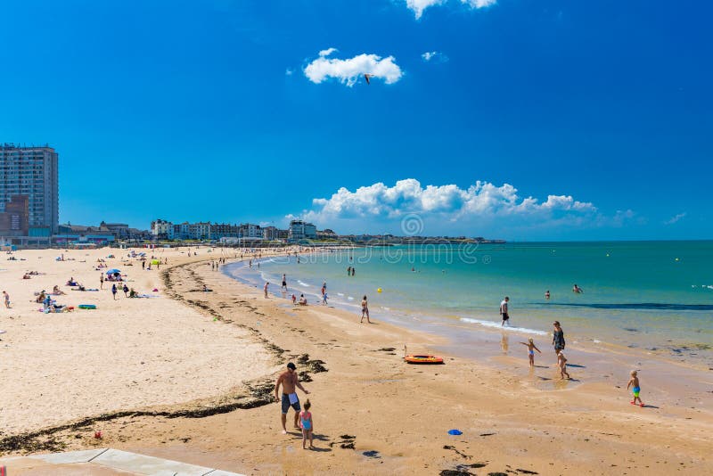 margate kent uk may visitors to s main sands beach heatwave britain surrounded white cliffs 202955134