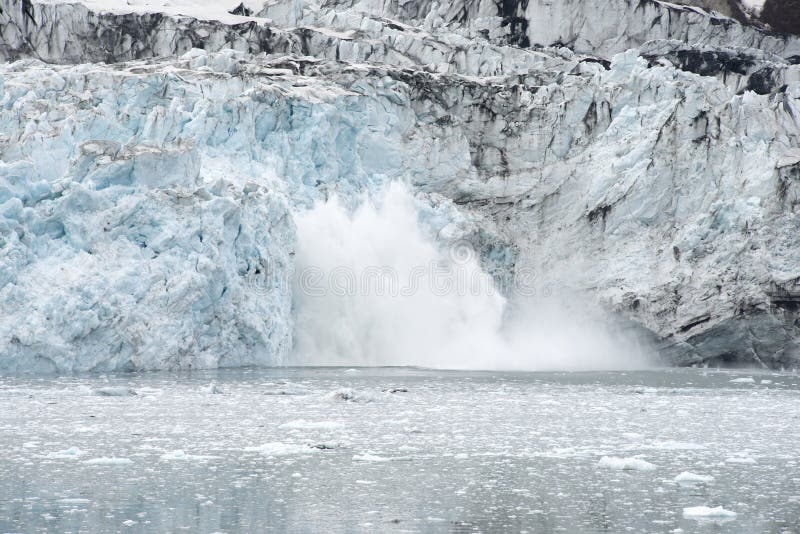 Margerie Glacier Calving, parco nazionale della baia di ghiacciaio, Alaska immagini stock libere da diritti Margerie Glacier Calving, parco nazionale della baia di ghiacciaio, Alaska immagini stock libere da diritti
