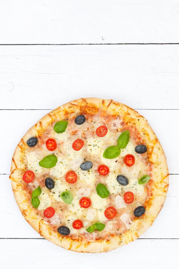 Margherita de margarita de pizza de format de portrait ci-dessus de l'espace de copie de copyspace sur le conseil en bois photo libre de droits Margherita de margarita de pizza de format de portrait ci-dessus de l'espace de copie de copyspace sur le conseil en bois photo libre de droits