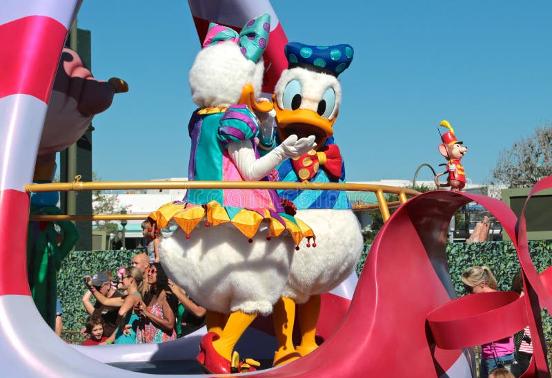 Margherita e Paperino al mondo di Disney immagine stock libera da diritti Margherita e Paperino al mondo di Disney immagine stock libera da diritti