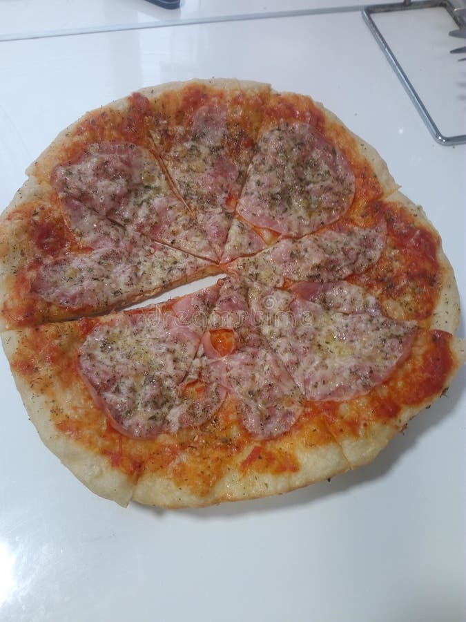 Margherita Pizza Con Il Prosciutto Immagine Stock Immagine di italiano, salsa 130673921