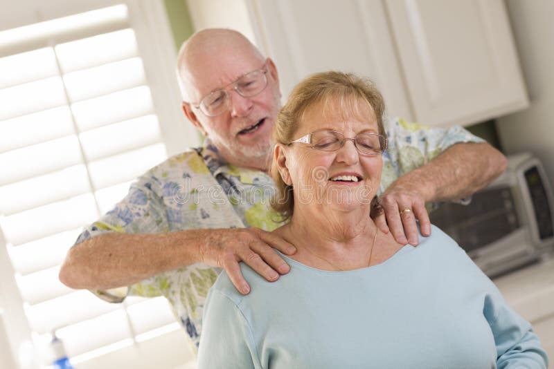 Mari adulte supérieur donnant à épouse une bande de frottement d'épaule images libres de droits Mari adulte supérieur donnant à épouse une bande de frottement d'épaule images libres de droits