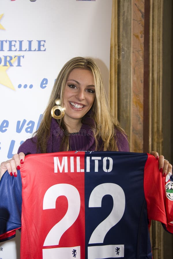 Maria Chiara Oberti en Diego Milito Jersey stock afbeelding Maria Chiara Oberti en Diego Milito Jersey stock afbeelding