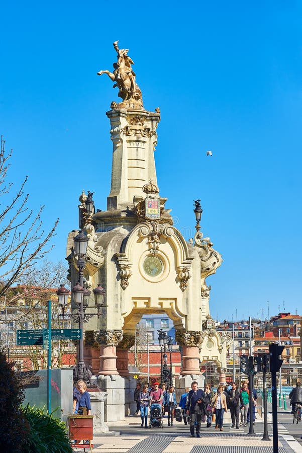 Maria Cristina-brug van San Sebastian Baskisch Land, Guipuzcoa spanje royalty-vrije stock afbeeldingen Maria Cristina-brug van San Sebastian Baskisch Land, Guipuzcoa spanje royalty-vrije stock afbeeldingen