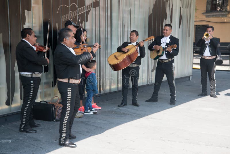 Mariachi на площади Garibaldi в Мехико стоковая фотография Mariachi на площади Garibaldi в Мехико стоковая фотография