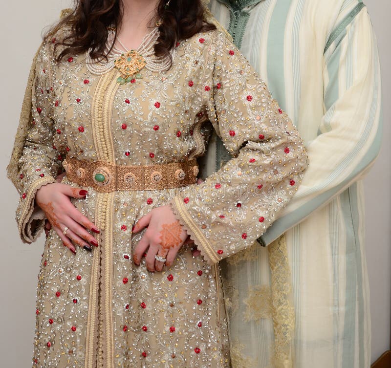 La Main De La Mariee Arabe Est Tatouee Avec Le Henne Rouge Les Traditions Arabes De Mariage Photo Stock Image Du Afrique Maghreb La Main De La Mariee Arabe Est Tatouee Avec Le Henne Rouge Les Traditions Arabes De Mariage Photo Stock Image Du Afrique Maghreb