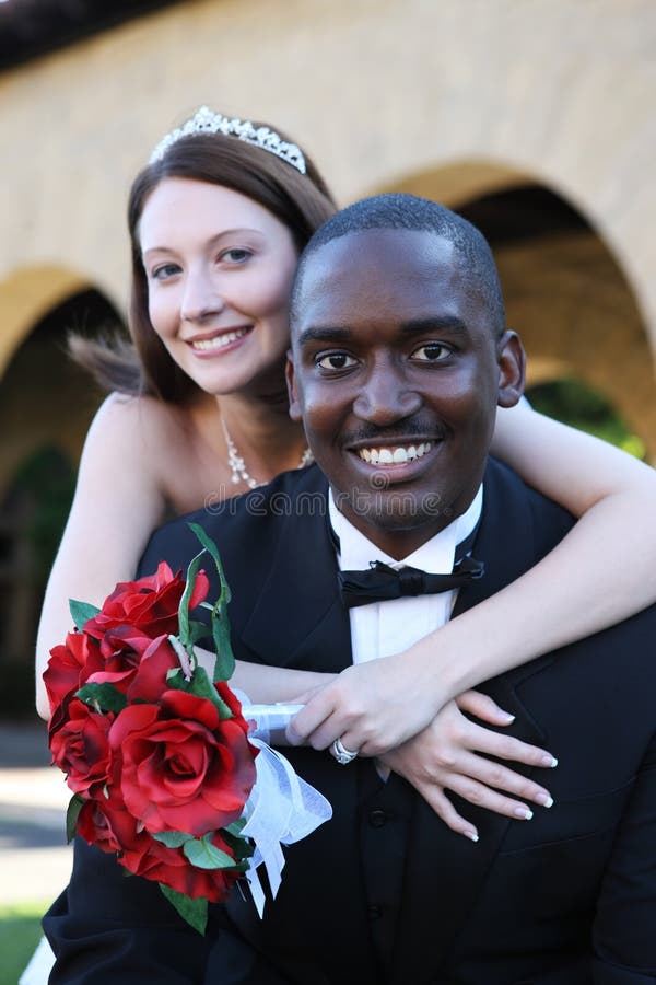 Mariage interracial d'homme et de femme image stock Mariage interracial d'homme et de femme image stock