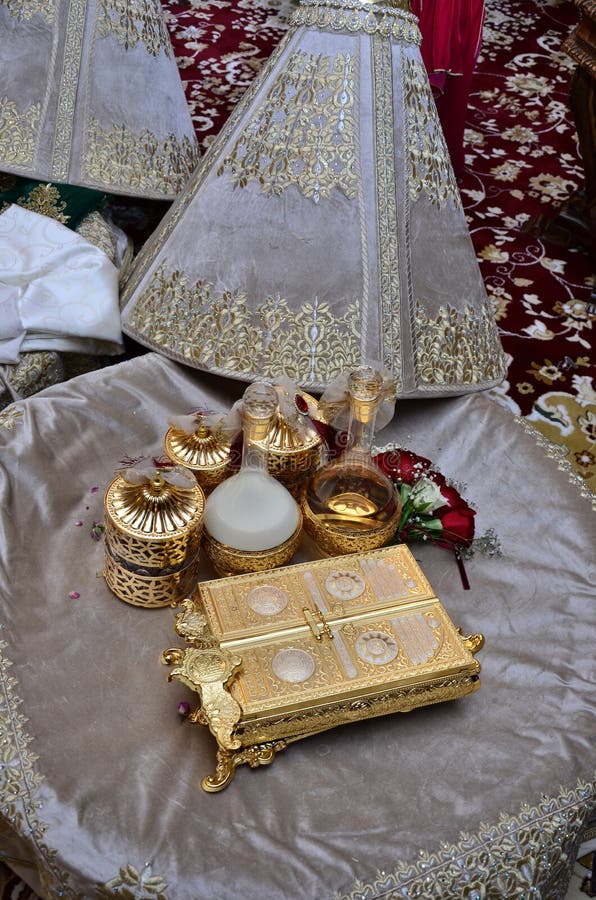 Mariage Traditionnel Marocain La Mariée Marocaine Et Tous Les Cadeaux  Qu'elle a Reçu Du Marié Image stock - Image du femme, coloré: 158786767