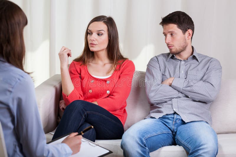 Mariage triste parlant avec le thérapeute féminin images libres de droits Mariage triste parlant avec le thérapeute féminin images libres de droits