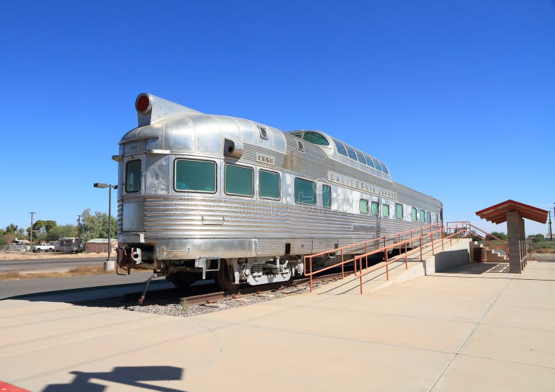 Maricopa, Arizona: Uitzicht-koepel Bus van het Zefier van Californië bij Amtrak-Post stock foto Maricopa, Arizona: Uitzicht-koepel Bus van het Zefier van Californië bij Amtrak-Post stock foto