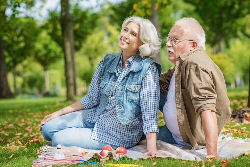 Marido alegre e esposa idosos que descansam no parque fotos de stock Marido alegre e esposa idosos que descansam no parque fotos de stock