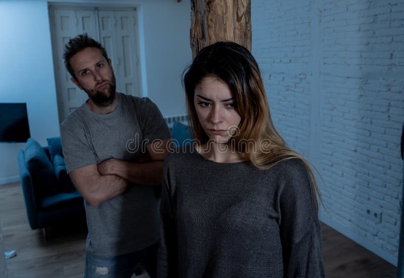 Marido do abusador que intimida e que bate sua esposa que ilustra a violência doméstica fotografia de stock Marido do abusador que intimida e que bate sua esposa que ilustra a violência doméstica fotografia de stock