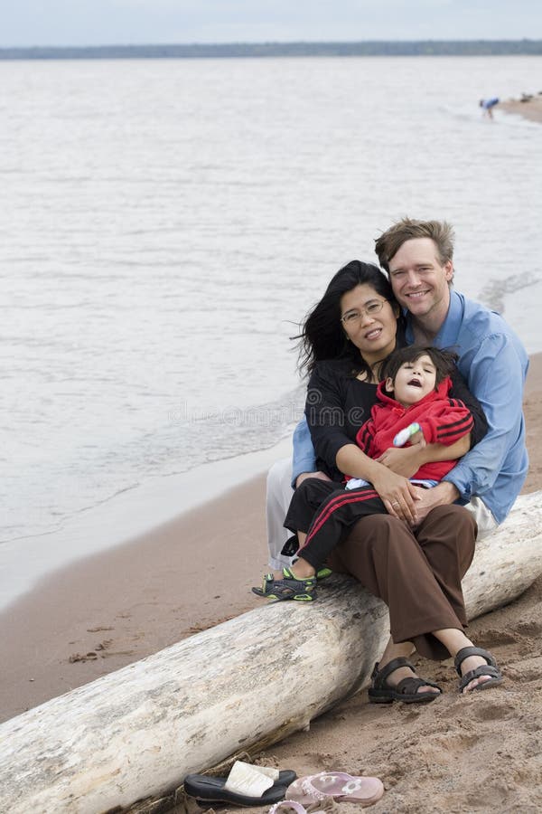 Marido, esposa e filho Biracial imagens de stock royalty free Marido, esposa e filho Biracial imagens de stock royalty free