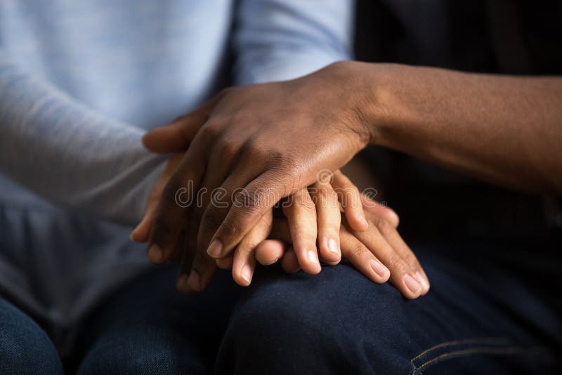 Marido negro afroamericano y esposa de los pares que llevan a cabo las manos, cl