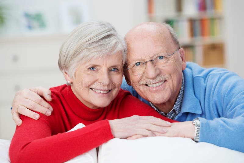 Marido superior e esposa que sorriem felizmente imagem de stock Marido superior e esposa que sorriem felizmente imagem de stock