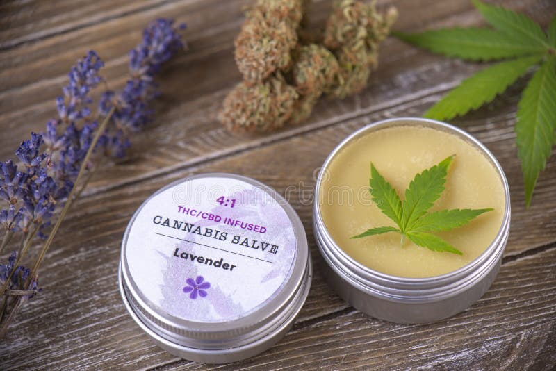 Marihuany konopiana śmietanka z marihuana liśćmi, lawendą i nugs dalej, zdjęcia stock Marihuany konopiana śmietanka z marihuana liśćmi, lawendą i nugs dalej, zdjęcia stock