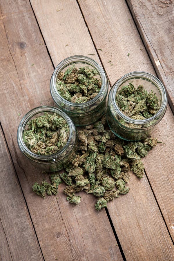 Marijuanaknoppar i glass krus fotografering för bildbyråer Marijuanaknoppar i glass krus fotografering för bildbyråer