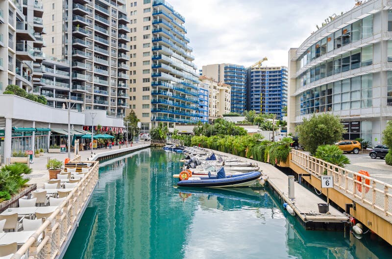 Marina Bay Square dans le village d'océan avec des restaurants et des appartements résidentiels au Gibraltar photographie stock