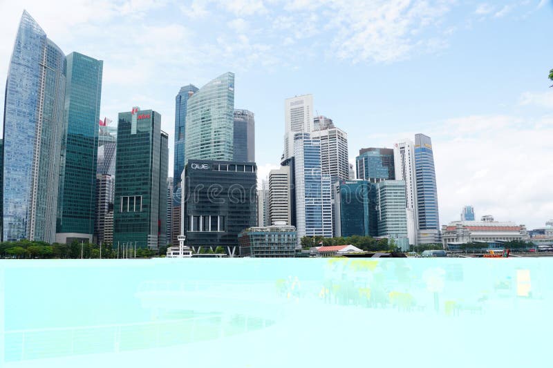 Marina bay σιγκαπούρη, 19 φεβρουαρίου 2023, η άποψη των ψηλών και σύγχρονων κτιρίων από τον κόλπο
