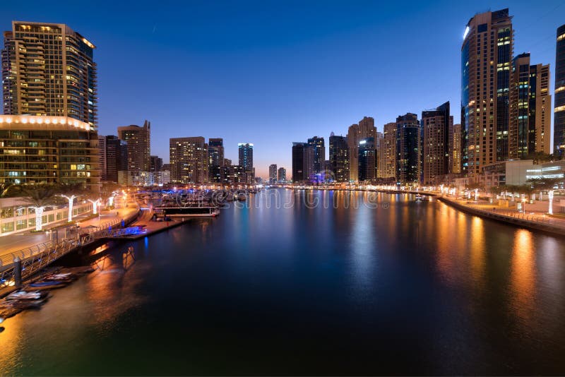 Marina de Dubaï à l'heure bleue de beau coucher du soleil, Emirats Arabes Unis image stock Marina de Dubaï à l'heure bleue de beau coucher du soleil, Emirats Arabes Unis image stock