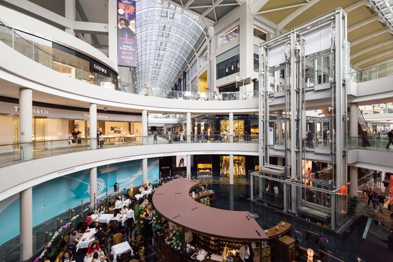 Marina piasków zakupy Podpalany centrum handlowe Singapur. SINGAPUR - Luty 26, 2017: Ogólny widok Marina zatoki piasków zakupy centrum handlowe Singapur Ja jest jeden Singapur ` s zakupy wielcy luksusowi centra handlowe i ono ` s ważny turystyczny atraction