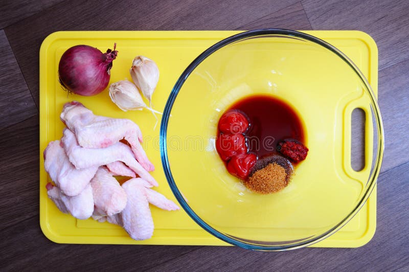 Marinade d'ailes de poulet image stock Marinade d'ailes de poulet image stock