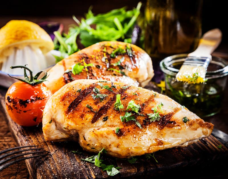 Marinated grillte gesunde Hühnerbrüste lizenzfreie stockfotos Marinated grillte gesunde Hühnerbrüste lizenzfreie stockfotos