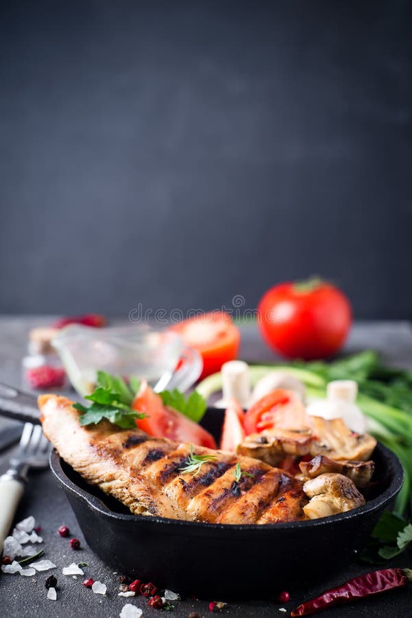 Marinated grillte gesunde Hühnerbrüste stockfoto Marinated grillte gesunde Hühnerbrüste stockfoto