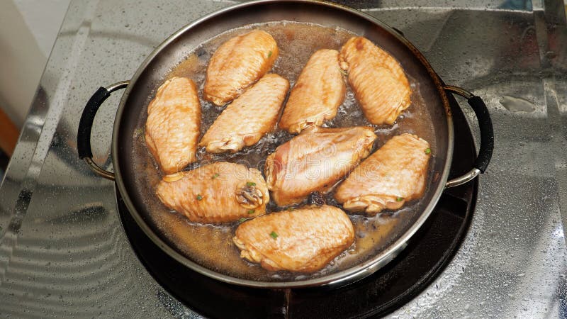 Marinated варить крылов цыпленка зажарил в горячем лотке стоковые изображения