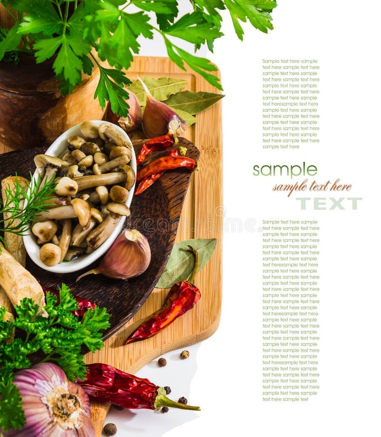 Marinated грибы в чашке на предпосылке специй стоковая фотография Marinated грибы в чашке на предпосылке специй стоковая фотография