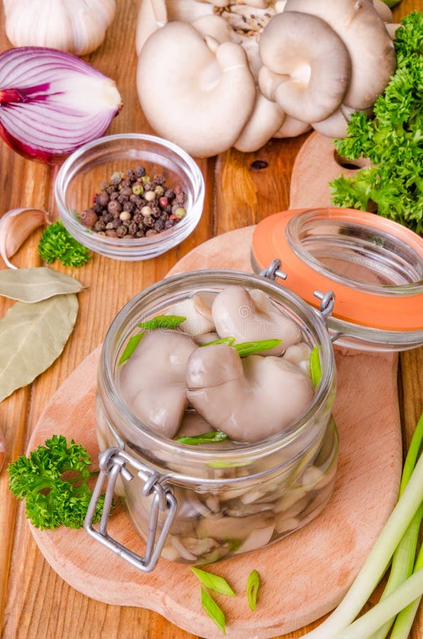 Marinated грибы устрицы со специями в стеклянном опарнике стоковая фотография Marinated грибы устрицы со специями в стеклянном опарнике стоковая фотография
