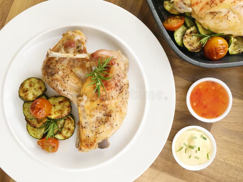 Marinated кролик и зажаренный овощ - томаты и цукини Взгляд сверху стоковая фотография Marinated кролик и зажаренный овощ - томаты и цукини Взгляд сверху стоковая фотография