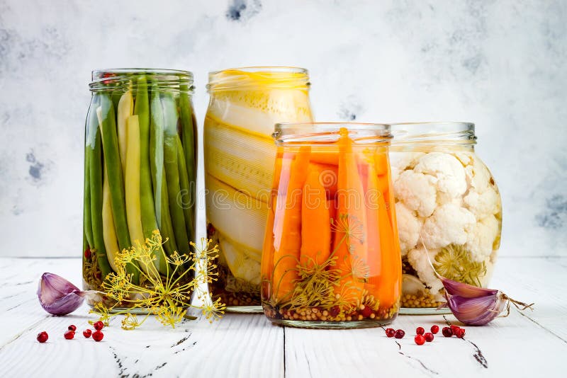 Marinated разнообразие солениь сохраняя опарникы Домодельные зеленые фасоли, сквош, моркови, соленья цветной капусты Заквашенная стоковые изображения rf