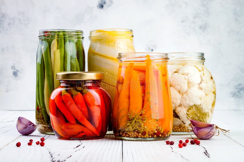 Marinated разнообразие солениь сохраняя опарникы Домодельные зеленые фасоли, сквош, цветная капуста, моркови, соленья перцев крас стоковое фото rf Marinated разнообразие солениь сохраняя опарникы Домодельные зеленые фасоли, сквош, цветная капуста, моркови, соленья перцев крас стоковое фото rf