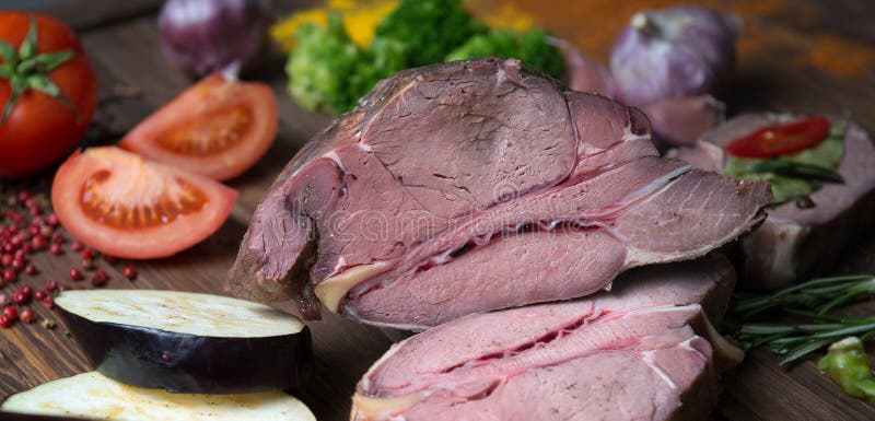 Marinating мясо и свежие овощи на деревянном столе стоковые изображения rf Marinating мясо и свежие овощи на деревянном столе стоковые изображения rf